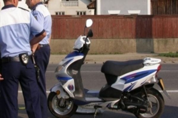 Moped răsturnat pe carosabil, la Bilciurești, în Dâmbovița. Două persoane rănite (posibil grav)