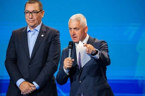 PRO România se destramă. Adrian Țuțuianu cere părerea internauților cu privire la ce tabără să aleagă