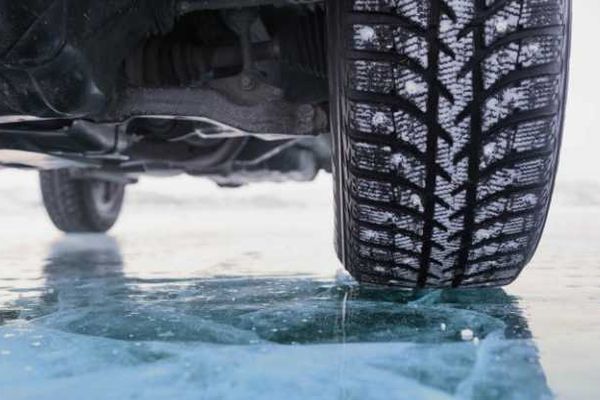 Avertizare pentru șoferi: „carosabil umed - există riscul depunerii de polei”