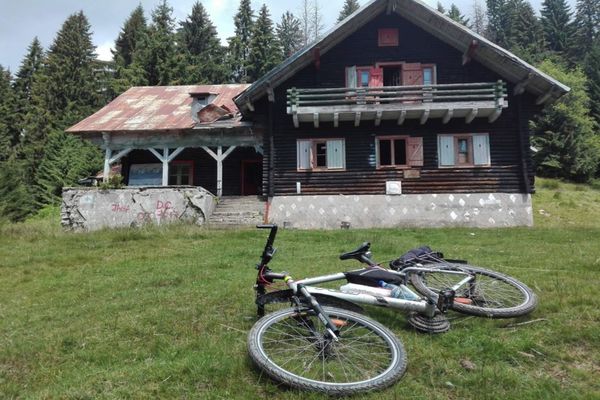 "Salvați cabana Leoata"- proiect abandonat de Asociația "Om pe munte". Donațiile strânse vor fi returnate