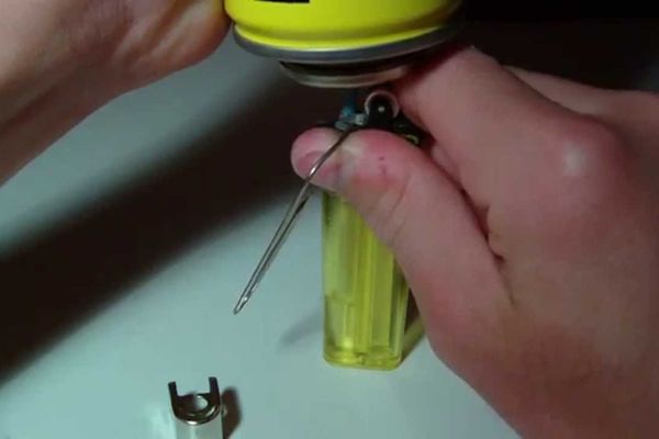 Tânăr accidentat grav de un spray de încărcat bricheta