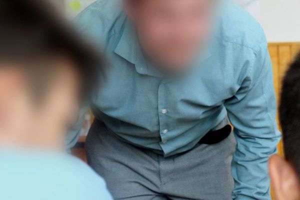 Anchetă (din nou), la Pucioasa. Profesor acuzat că îi mângăie pe elevi și le face declarații indecente