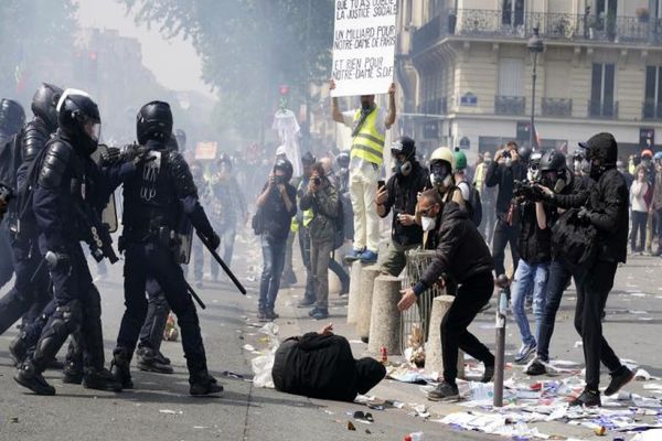Violenţe la Paris. Manifestanţii au răsturnat maşini şi au dat foc pubelelor, jandarmii au răspuns cu gaze lacrimogene