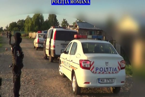  Percheziții la persoane bănuite că au furat din mai multe apartamente din Ploiești. Acestea pătrundeau prin escaladare