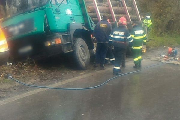 Update-Foto| O persoană prinsă sub un camion cu lemne, răsturnat, pe DN 71, în Dâmbovița, a decedat la spital