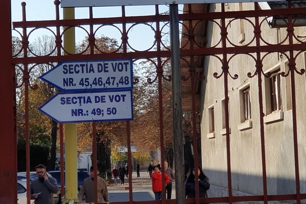 Aproximativ 60.000 de dâmbovițeni au votat până la ora 11.00 (14%)