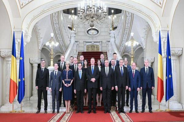  Klaus Iohannis participă la ceremoniile de preluare a mandatelor de ministru de către Aurescu, Vela, Ciucă şi Predoiu 