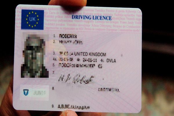Descoperit de polițiști conducând cu un permis fals, eliberat în Marea Britanie
