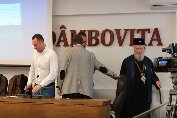 Video| Momente de consternare, la o dezbatere publică legată de absorția de fonduri europene, în sediul CJ Dâmbovița