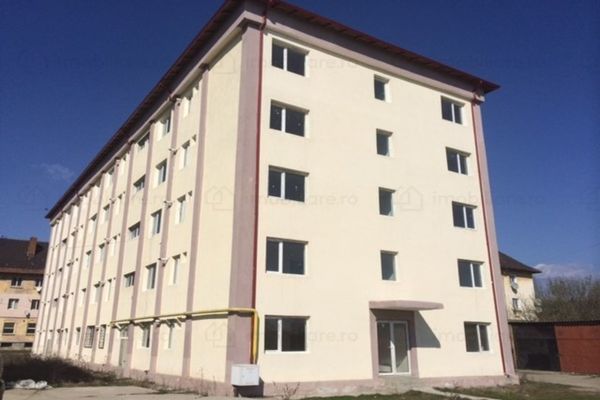 Bărbat de 42 de ani găsit decedat, în scara blocului, la Doicești