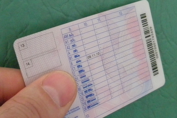 A vrut să scape de amenda pentru conducere fără permis, prezentând un document falsificat