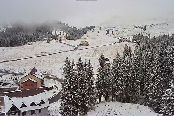 E iarnă, în zona montană dâmbovițeană. Vezi ce spun meteorologii despre zilele următoare