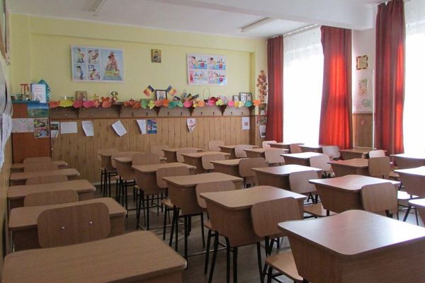 Un profesor dâmbovițean, din Brezoaele, este acuzat de o elevă că a încercat să o sărute