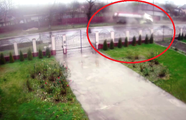 VIDEO Momentul în care un TIR se răstoarnă într-un șanț, la Tărtășești. Imagini camere