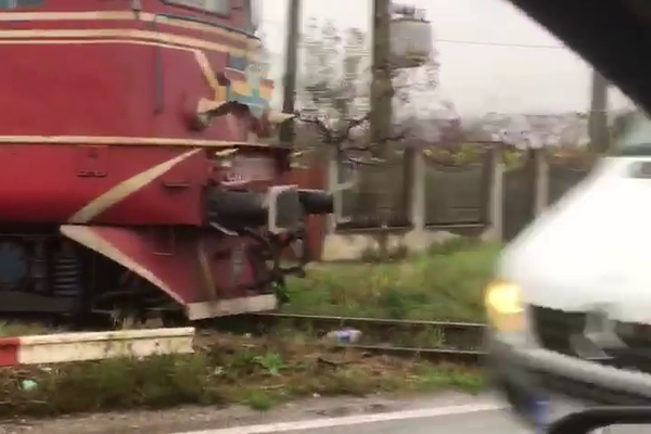 VIDEO La Târgoviște trenul pare să dea prioritate maşinilor