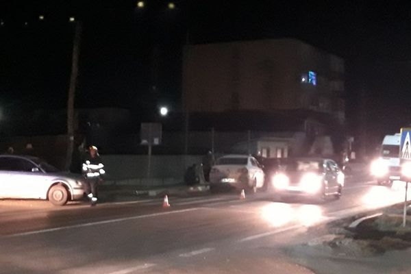 Carambol cu trei mașini la Găești. Un tânăr a fost transportat de urgență la spital