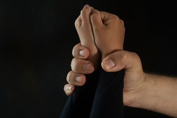 Brezoaele| Dosar penal și ordin de protecție, pentru un dâmbovițean ce și-a bătut fiul, ce a ajuns la spital