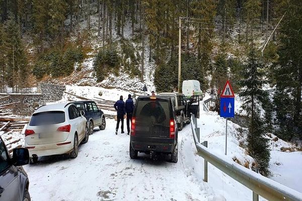 Foto| S-au dus la munte ca la...mare. Au sunat la 112 pentru că era gheață pe drum