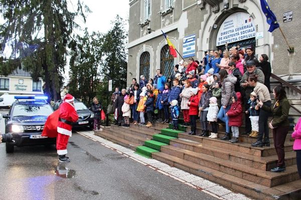 Moș Crăciun ajunge peste tot. Însoțit de jandarmi a poposit la DGASPC Dâmbovița