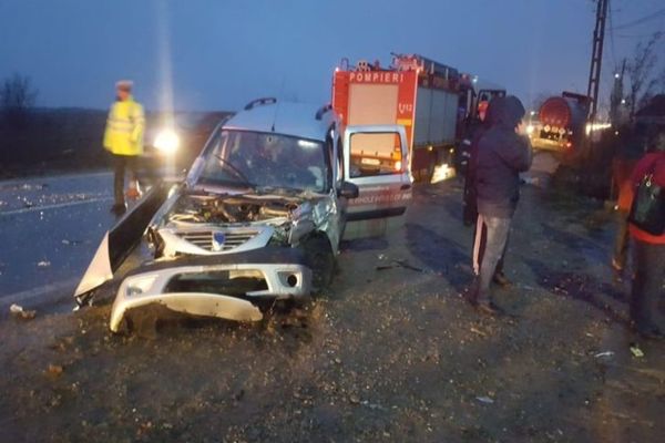 FOTO Accident grav în Prahova, la Brătăşanca, la granița cu Dâmbovița. Trei persoane transportate la spital