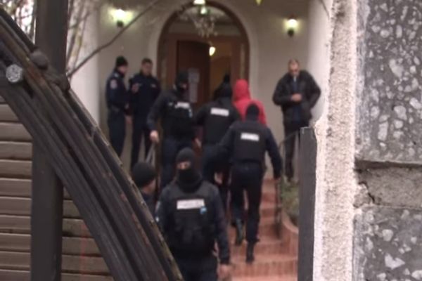 Video| Descindere în forță la traficanți de droguri din Dâmbovița și Brașov. Captură impresionantă