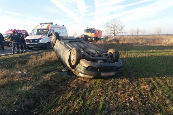 Accident spectaculos la Ilfoveni (DN71). Trei răniți după ce o mașină s-a răsturnat pe câmp
