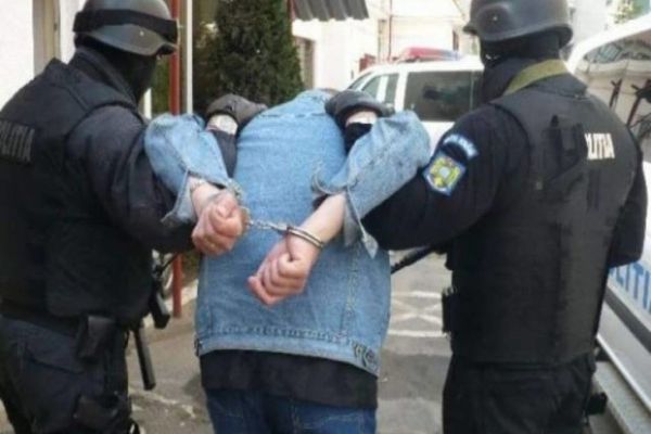 Tânăr de 23 de ani, bănuit de tâlhărie calificată, reținut de polițiști