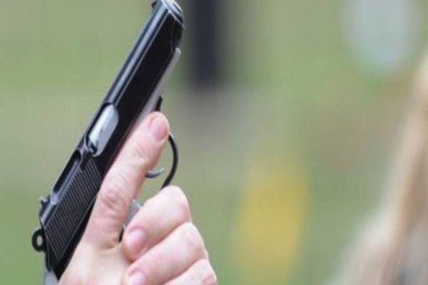 Urmărire cu focuri de armă, după ce un tânăr (21 de ani) nu a oprit la semnalul polițiștilor. Bărbatul a fost reținut, după ce a abandonat mașina