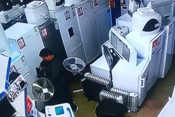 Video| A furat un laptop dintr-un magazin din Găești, iar acum proprietarul cere ajutorul oamenilor