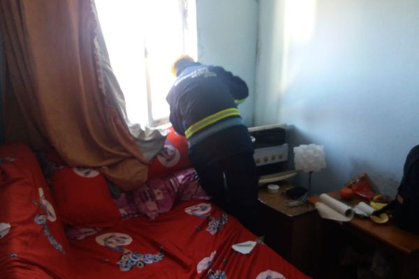 Foto| Salvați de la moarte, prin intoxicare cu gaz, de pompieri. Doi soți din Fieni transportați la spital