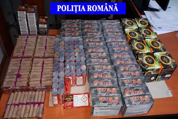 Peste 6000 de articole pirotehnice confiscate de polițiștii dâmbovițeni. Doi bărbați s-au ales cu dosar penal