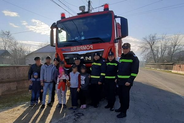 Acțiune umanitară a pompierilor dâmbovițeni. Trei copii din Tătărani au motive să zâmbească, din nou