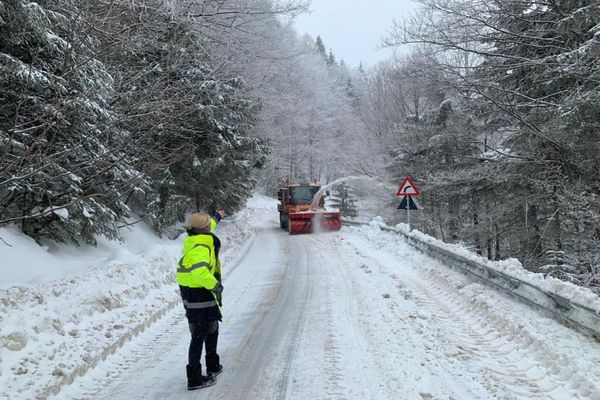 DJ 713 (jud. Dâmbovița,Zona Dichiu) rămâne închis circulației auto(8 km).  Restricții pe DJ-urile din Dâmbovița
