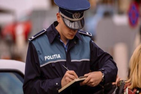 Polițiștii trebuie să își facă cunoscută calitatea chiar dacă sunt în civil, din ianuarie 2020