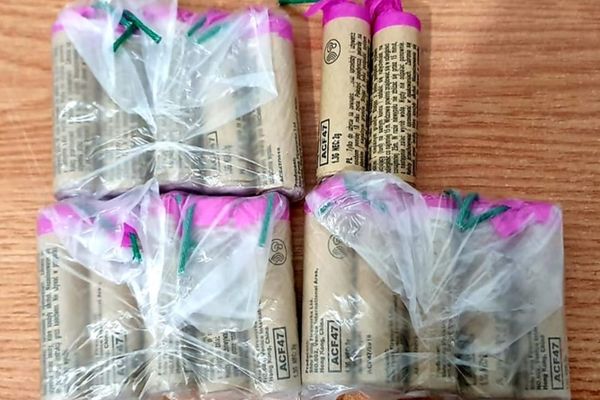 Un bărbat ce oprea trecătorii, pentru a le vinde articole pirotehnice, a fost "oprit" de jandarmii târgovișteni