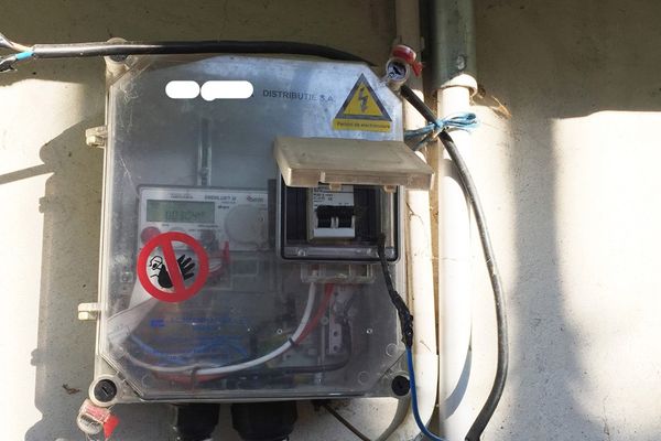 Dosare penale pentru 10 târgovișteni, branșați ilegal la rețeaua de energie electrică
