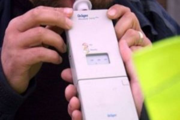 N-a mai "nimerit" drumul și a intrat cu mașina-n gard, la Runcu. Șoferul era băut bine.