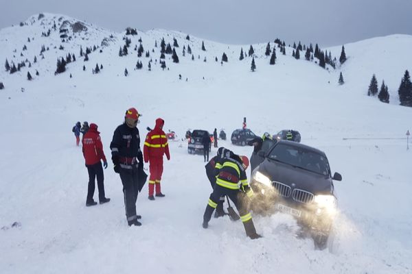 Video|Mobilizare generală în Bucegi, după ce o mașină cu cinci persoane a rămas imobilizată în zăpadă