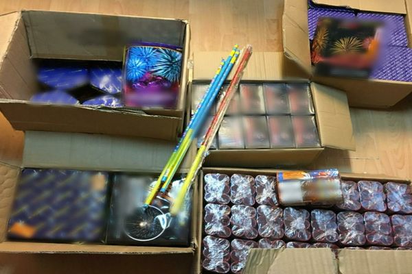 Captură spectaculoasă, după descinderi la depozite de articole pirotehnice. Peste 65.000 de articole confiscate la Nucet și Târgoviște