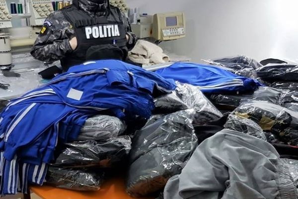 Pagubă mare pentru un bărbat din Găești, ce vindea "haine de firmă", contrafăcute