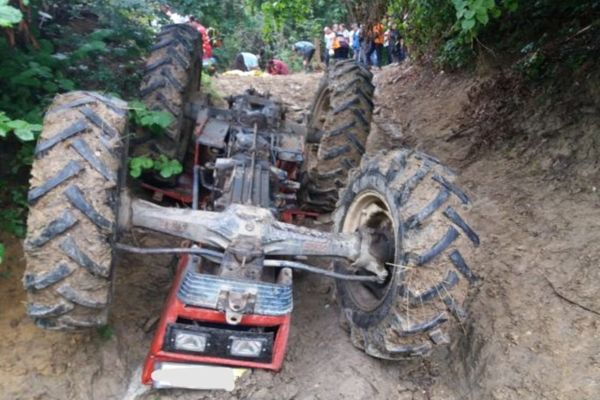 Tragedie la Cândești. Un bărbat, de 70 de ani, a decedat strivit de un tractor, ce a căzut peste el