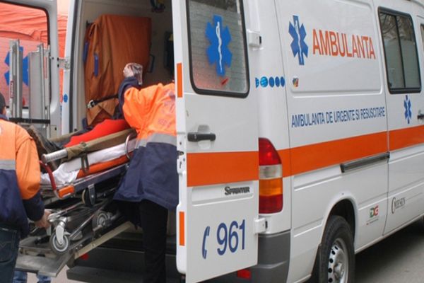 Accident cu trei mașini la Târgoviște. O persoană a fost transportată la spital