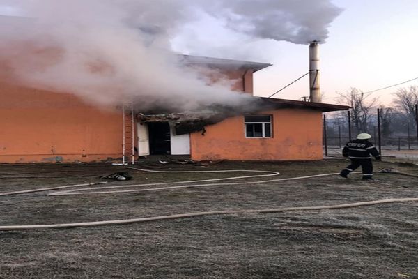 Update| Foto| Incendiu la o școală din Dâmbovița. A ars acoperișul centralei termice, de la  școala din  Butoiul de Jos
