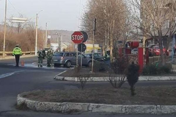 Două persoane rănite în urma unei coliziuni auto, petrecute la Pucioasa