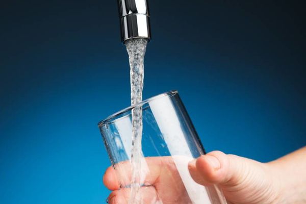 Municipiul Moreni a fost lăsat fără apă, din cauza unei avarii. Compania de Apă nici măcar nu se mai obosește să anunțe