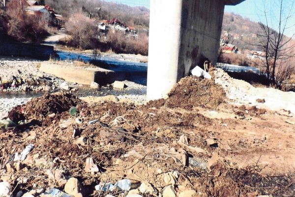 Foto| Poluare masivă pe râul Ialomița (județul Dâmbovița), cu deșeuri municipale