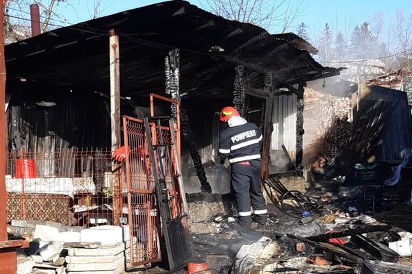 Foto| Incendiu la o anexă gospodărescă din Micloșanii Mici. Focul a mistuit o bucătărie de vară