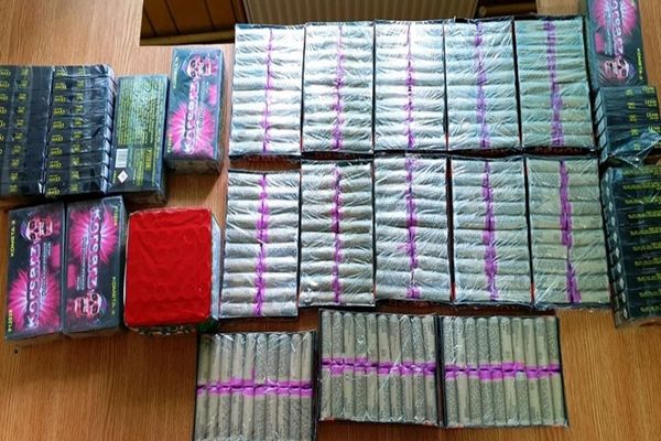 Încă cinci dosare penale, pentru dâmbovițeni ce vindeau ilegal articole pirotehnice