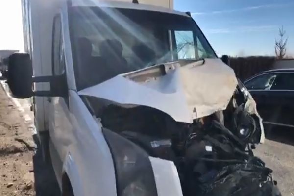 Tamponare violentă între două mașini de mare tonaj, pe DN 72, la Doicești. Trafic dificil în zonă