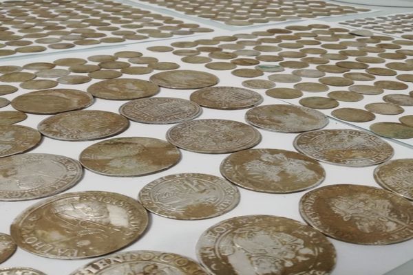 Update| 980 de monede de tezaur descoperite la Săbiești. Polițiștii i-au ajutat pe arheologi să le recupereze de la cei care le găsiseră